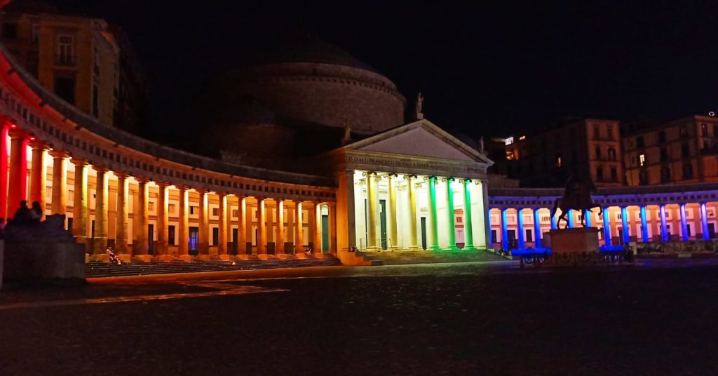 Oggi il flash mob Napoli Pride 2020: mediterraneo e legge contro l’omotransfobia in una piazza già illuminata in rainbow