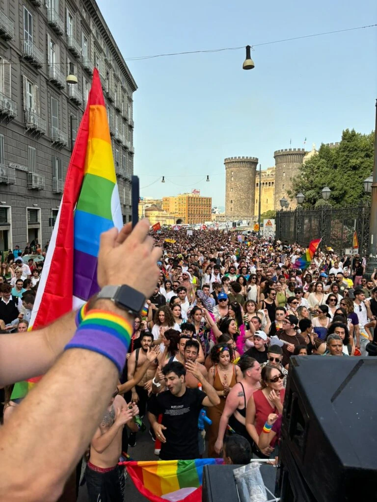 Napoli Pride 2024, edizione eccezionale per partecipazione e per contenuti politici, artistici e culturali. Bieco tentativo di contestazione dei centri sociali (e di Potere al Popolo) strumentale e violento.