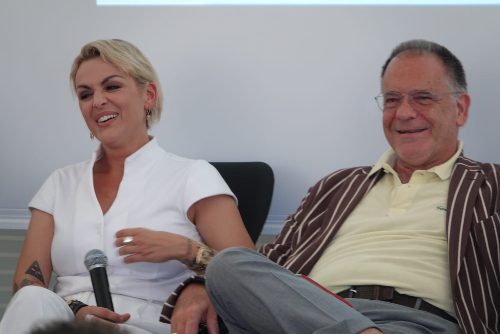Il Pride Park di Napoli Continua a stimolare il dibattito sui Diritti Civili e l’Intersezionalità. Oggi alle 17:30 con la CGIL, a seguire teatro con “Riesumata”di Serafino Iorli