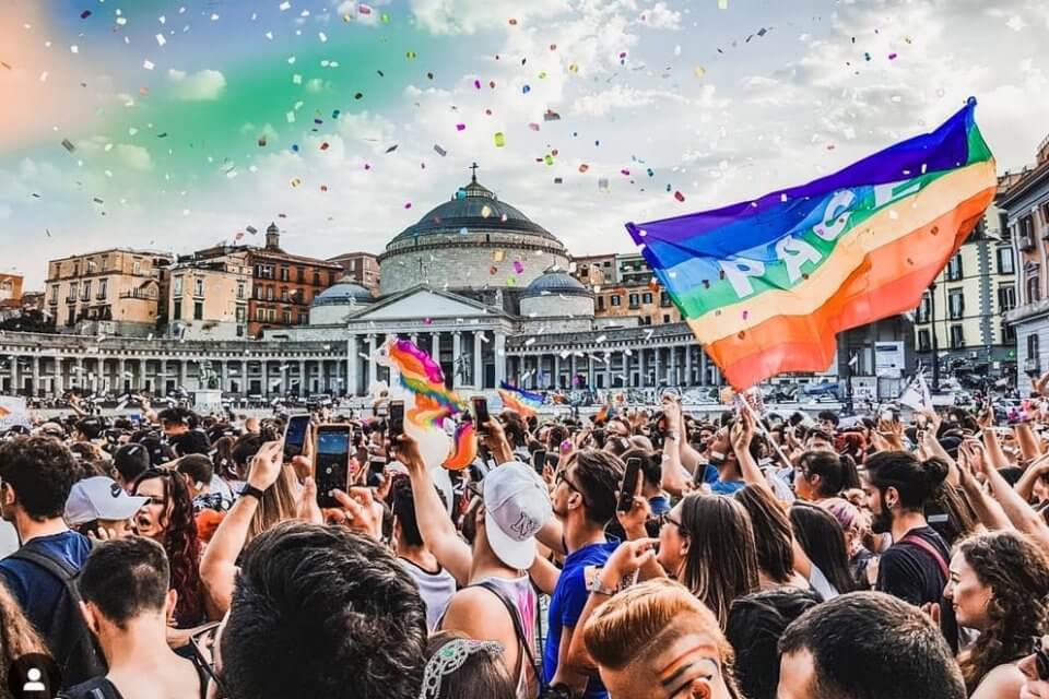 Oggi il grande corteo del Napoli Pride: in marcia per la pace con i Pride di Beirut e Odessa, nel ricordo di Mirko e Kety contro l’odio e la violenza