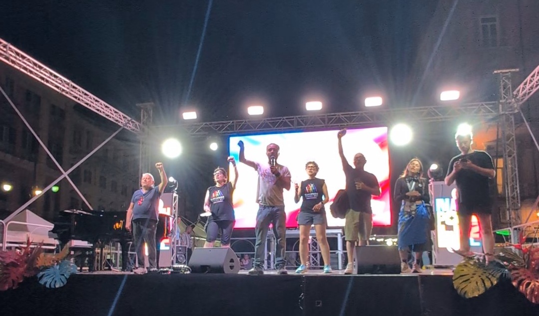 Sputi, spintoni e la kippah strappata: violenta aggressione contro gli ebrei e il comitato al Napoli Pride